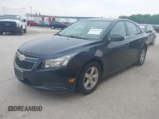 2014 Chevrolet Cruze 1LT z VIN 1G1PC5SB3E7242029, wystawiony jako IAAI lot #42404193 z przebiegiem 143 896 mil mil oraz . Historia ofert i sprzedaży dostępna na DreamBid. Obrazek 2.