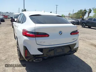 2025 BMW X4 xDrive30i z VIN 5UX33DT05S9X68660, wystawiony jako IAAI lot #41827872 z przebiegiem 8020 mil mil oraz . Historia ofert i sprzedaży dostępna na DreamBid. Obrazek 3.