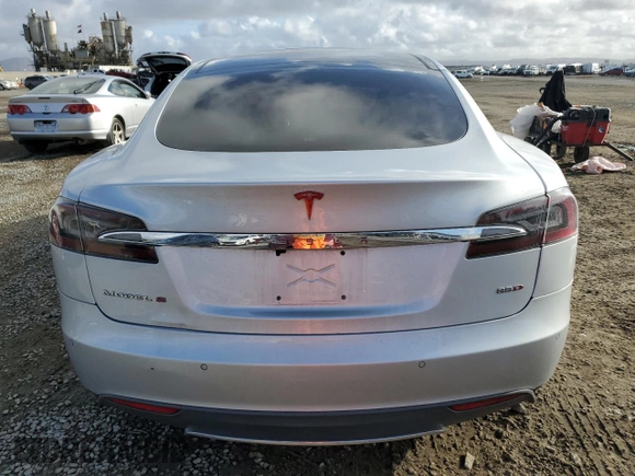 2015 Tesla Model S 85D with VIN 5YJSA1H25FF080956, listed as a Copart auction lot 45336675 with 118,377 mi miles and Salvage Title. Bid and sale history available at carsss.com. Image 6.