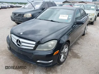 2013 Mercedes-Benz C 250 Sport z VIN WDDGF4HB0DR296803, wystawiony jako IAAI lot #42286512 z przebiegiem 219 384 mil mil oraz . Historia ofert i sprzedaży dostępna na DreamBid. Obrazek 2.