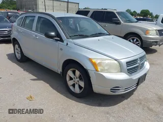 2010 Dodge Caliber SXT z VIN 1B3CB4HA7AD535835, wystawiony jako IAAI lot #42260729 z przebiegiem 195 154 mil mil oraz . Historia ofert i sprzedaży dostępna na DreamBid. Obrazek 1.