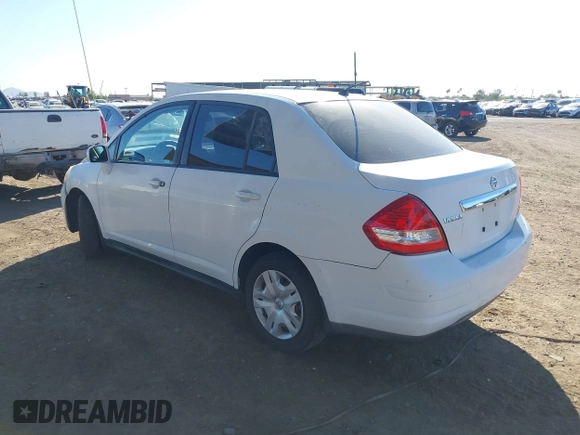 2010 Nissan Versa S z VIN 3N1BC1AP9AL410658, wystawiony jako IAAI lot #42236702 z przebiegiem 199 287 mil mil oraz . Historia ofert i sprzedaży dostępna na DreamBid. Obrazek 3.