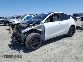 2024 Tesla Model Y Long Range with VIN 7SAYGDEE4RF054753, listed as a Copart auction lot 57989375 with 21,394 mi miles and Salvage title. Bid and sale history available at DreamBid. Image 1.