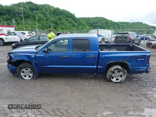 2010 Dodge Dakota Bighorn/Lonestar z VIN 1D7CW3GPXAS116883, wystawiony jako IAAI lot #42329654 z przebiegiem 90 057 mil mil oraz . Historia ofert i sprzedaży dostępna na DreamBid. Obrazek 14.