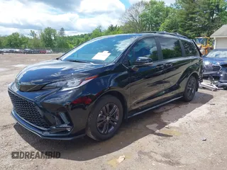 2025 Toyota Sienna XSE z VIN 5TDCSKFCXSS156213, wystawiony jako IAAI lot #42323480 z przebiegiem 10 011 mil mil oraz . Historia ofert i sprzedaży dostępna na DreamBid. Obrazek 2.