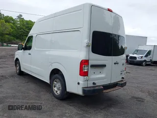 2013 Nissan NV Cargo SV z VIN 1N6BF0LY0DN104213, wystawiony jako IAAI lot #42254199 z przebiegiem 94 705 mil mil oraz . Historia ofert i sprzedaży dostępna na DreamBid. Obrazek 3.