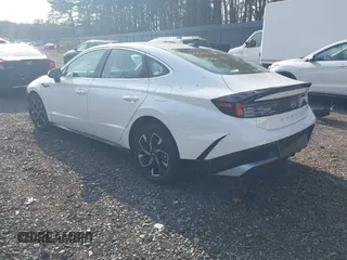 2024 Hyundai Sonata SEL z VIN KMHL64JA4RA395863, wystawiony jako IAAI lot #41801732 z przebiegiem 3 034 mil mil oraz . Historia ofert i sprzedaży dostępna na DreamBid. Obrazek 3.