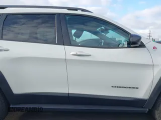 2019 Jeep Cherokee Trailhawk with VIN 1C4PJMBX0KD227083, listed as a IAAI auction lot 42120076 with 118,431 mi miles and . Bid and sale history available at DreamBid. Image 14.