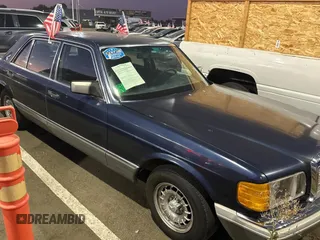 1984 Mercedes-Benz 500 z VIN WDBCA37A9EA027109, wystawiony jako Copart lot #74401344 z przebiegiem 137 953 mil mil oraz Tytuł czysty. Historia ofert i sprzedaży dostępna na DreamBid. Obrazek 1.