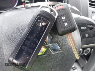 2019 Mitsubishi Outlander ES z VIN JA4AR3AU8KU032942, wystawiony jako IAAI lot #41018878 z przebiegiem 102 263 mil mil oraz . Historia ofert i sprzedaży dostępna na DreamBid. Obrazek 11.