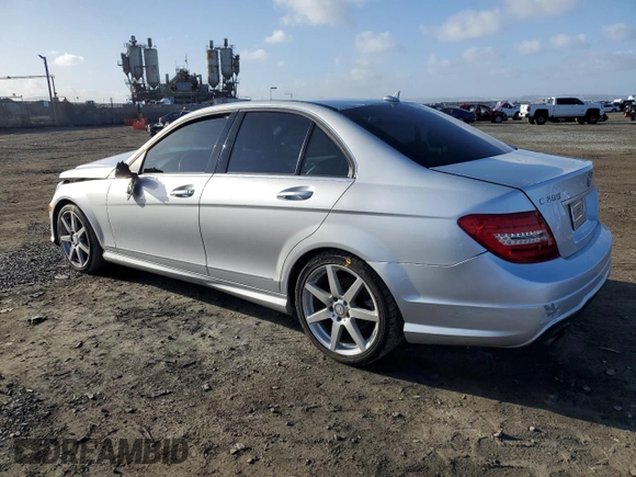 2014 Mercedes-Benz C 250 Sport z VIN WDDGF4HB6EA956715, wystawiony jako Copart lot #49494805 z przebiegiem 71 034 mil mil oraz Szkoda całkowita • Salvage title. Historia ofert i sprzedaży dostępna na DreamBid. Obrazek 2.