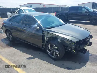 2025 Hyundai Elantra SEL Sport z VIN KMHLM4DG4SU980596, wystawiony jako IAAI lot #42295412 z przebiegiem 28 mil mil oraz . Historia ofert i sprzedaży dostępna na DreamBid. Obrazek 1.