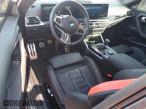 2023 BMW M2 z VIN 3MF13DM07P8D63938, wystawiony jako Copart lot #77996634 z przebiegiem 8 571 mil mil oraz Szkoda całkowita • Salvage title. Historia ofert i sprzedaży dostępna na DreamBid. Obrazek 8.