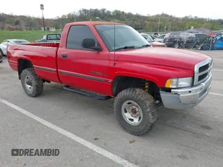 1998 Dodge 2500 z VIN 3B7KF26Z9WM240954, wystawiony jako IAAI lot #41978567 z przebiegiem 140 042 mil mil oraz . Historia ofert i sprzedaży dostępna na DreamBid. Obrazek 1.