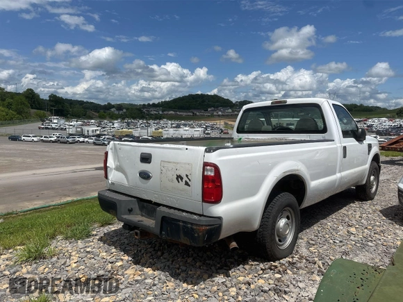2008 Ford F-250 XL z VIN 1FTNF20508EB07382, wystawiony jako IAAI lot #42521031 z przebiegiem 123 755 mil mil oraz . Historia ofert i sprzedaży dostępna na DreamBid. Obrazek 12.