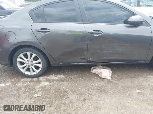 2011 Mazda 3 S Grand Touring z VIN JM1BL1W62B1395006, wystawiony jako IAAI lot #42213357 z przebiegiem 149 519 mil mil oraz . Historia ofert i sprzedaży dostępna na DreamBid. Obrazek 6.