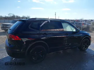 2023 Volkswagen Tiguan SE R-Line Black z VIN 3VVCB7AX5PM100499, wystawiony jako IAAI lot #41261505 z przebiegiem 26 677 mil mil oraz . Historia ofert i sprzedaży dostępna na DreamBid. Obrazek 13.