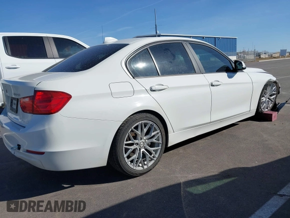 2015 BMW 3 Series 320i xDrive z VIN WBA3C3C55FK202033, wystawiony jako IAAI lot #41763644 z przebiegiem 90 816 mil mil oraz . Historia ofert i sprzedaży dostępna na DreamBid. Obrazek 13.