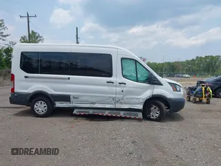 2017 Ford Transit z VIN 1FTYR2CM1HKB49066, wystawiony jako IAAI lot #42382169 z przebiegiem 42 150 mil mil oraz . Historia ofert i sprzedaży dostępna na DreamBid. Obrazek 13.