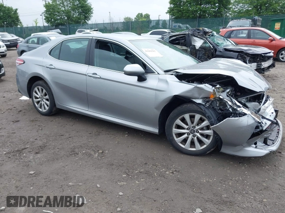 2019 Toyota Camry LE z VIN 4T1B11HK5KU813553, wystawiony jako IAAI lot #42282507 z przebiegiem 22 100 mil mil oraz . Historia ofert i sprzedaży dostępna na DreamBid. Obrazek 1.