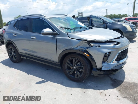 2025 Buick Encore GX Sport Touring с VIN KL4AMDSL7SB038317, выставлен на аукционе IAAI как лот 42151204 с пробегом 10 917 миль миль и . История ставок и продаж доступна на DreamBid. Изображение 1.