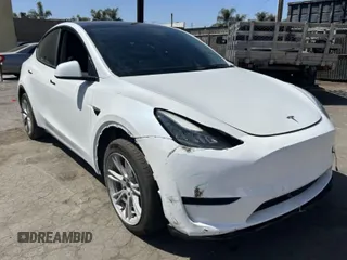 2021 Tesla Model Y Long Range with VIN 5YJYGDEE3MF286959, listed as a IAAI auction lot 41987996 with 58,277 mi miles. Bid and sale history available at carsss.com. Image 1.