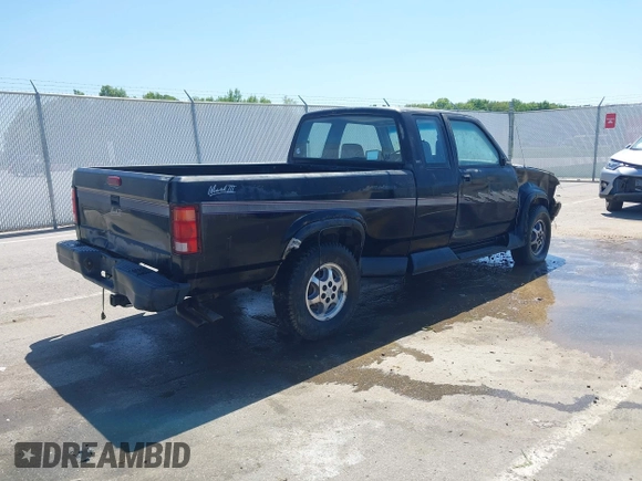 1996 Dodge Dakota z VIN 1B7GG23Y0TS645277, wystawiony jako IAAI lot #42226257 z przebiegiem 176 706 mil mil oraz . Historia ofert i sprzedaży dostępna na DreamBid. Obrazek 4.