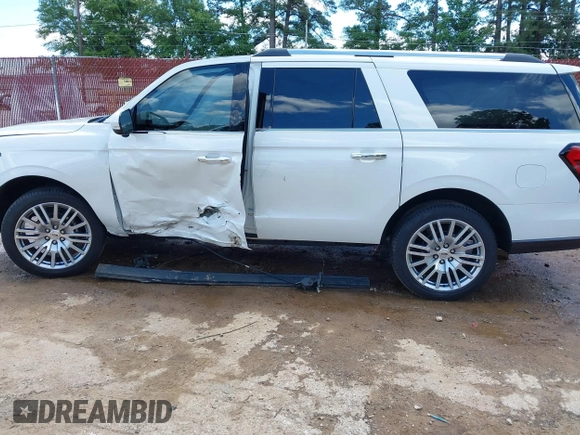 2024 Ford Expedition Max Limited z VIN 1FMJK2A8XREA83026, wystawiony jako IAAI lot #42222592 z przebiegiem 13 647 mil mil oraz . Historia ofert i sprzedaży dostępna na DreamBid. Obrazek 14.