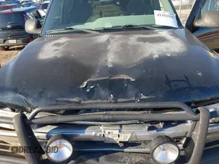2001 Chevrolet Suburban LS with VIN 3GNEC16T61G284128, listed as a IAAI auction lot 41102555 with 198,323 mi miles. Bid and sale history available at carsss.com. Image 10.