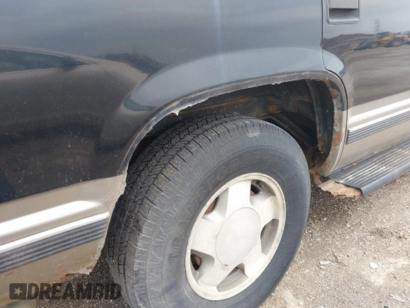 1998 GMC Yukon with VIN 1GKEK13R9WJ734112, listed as a IAAI auction lot 42072548 with 226,061 mi miles. Bid and sale history available at carsss.com. Image 13.