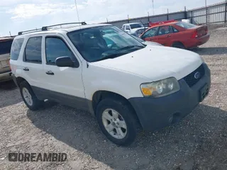 2005 Ford Escape XLT with VIN 1FMYU93145KE08055, listed as a IAAI auction lot 42004705 with 205,729 mi miles. Bid and sale history available at carsss.com. Image 1.
