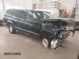 1999 Chevrolet Suburban z VIN 3GNFK16R0XG218453, wystawiony jako IAAI lot #42179578 z przebiegiem 318 326 mil mil oraz . Historia ofert i sprzedaży dostępna na DreamBid. Obrazek 1.