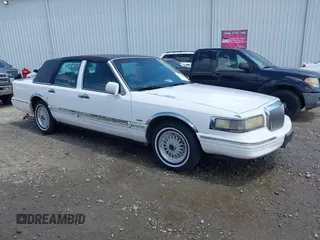 1996 Lincoln Town Car Signature z VIN 1LNLM82W4TY620840, wystawiony jako IAAI lot #42436683 z przebiegiem 276 055 mil mil oraz . Historia ofert i sprzedaży dostępna na DreamBid. Obrazek 1.
