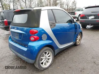 2009 Smart fortwo Passion z VIN WMEEK31X39K225478, wystawiony jako IAAI lot #41510522 z przebiegiem Nie podano mil oraz . Historia ofert i sprzedaży dostępna na DreamBid. Obrazek 4.
