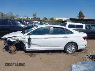 2020 Volkswagen Jetta S z VIN 3VWCB7BU8LM056279, wystawiony jako IAAI lot #42313645 z przebiegiem Nie podano mil oraz . Historia ofert i sprzedaży dostępna na DreamBid. Obrazek 15.