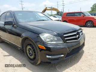 2014 Mercedes-Benz C 250 Sport z VIN WDDGF4HB7EA955671, wystawiony jako IAAI lot #42314853 z przebiegiem 137 155 mil mil oraz . Historia ofert i sprzedaży dostępna na DreamBid. Obrazek 6.