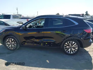 2020 Ford Escape Titanium z VIN 1FMCU9J97LUB18350, wystawiony jako IAAI lot #42574736 z przebiegiem 82 551 mil mil oraz . Historia ofert i sprzedaży dostępna na DreamBid. Obrazek 15.