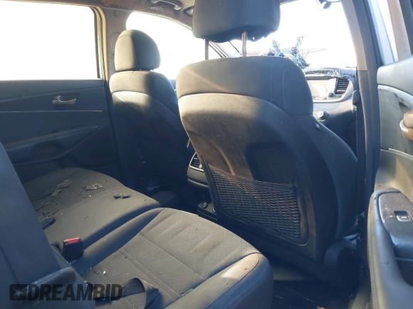 2018 Kia Sorento L with VIN 5XYPG4A30JG371228, listed as a IAAI auction lot 41633300 with 1 mi miles. Bid and sale history available at carsss.com. Image 8.