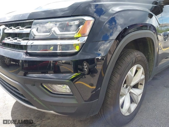 2018 Volkswagen Atlas 3.6L V6 SE with VIN 1V2CR2CA7JC570238, listed as a IAAI auction lot 42028477 with 85,210 mi miles. Bid and sale history available at carsss.com. Image 6.