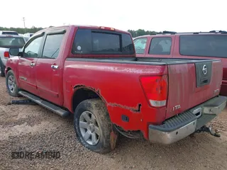2005 Nissan Titan SE z VIN 1N6BA07B25N569257, wystawiony jako IAAI lot #42272847 z przebiegiem 96 935 mil mil oraz . Historia ofert i sprzedaży dostępna na DreamBid. Obrazek 3.