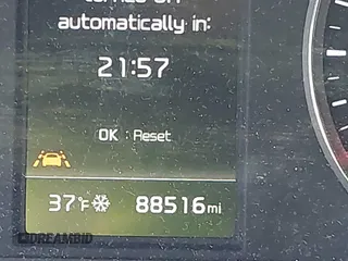 2022 Kia K5 GT-Line z VIN 5XXG64J26NG107886, wystawiony jako IAAI lot #41054102 z przebiegiem 88 516 mil mil oraz . Historia ofert i sprzedaży dostępna na DreamBid. Obrazek 15.
