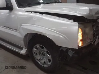 2006 Cadillac Escalade EXT z VIN 3GYEK62NX6G127722, wystawiony jako IAAI lot #41802667 z przebiegiem 127 581 mil mil oraz . Historia ofert i sprzedaży dostępna na DreamBid. Obrazek 13.