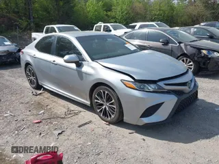 2020 Toyota Camry SE z VIN 4T1G11AK7LU306493, wystawiony jako IAAI lot #41901416 z przebiegiem 107 670 mil mil oraz . Historia ofert i sprzedaży dostępna na DreamBid. Obrazek 1.