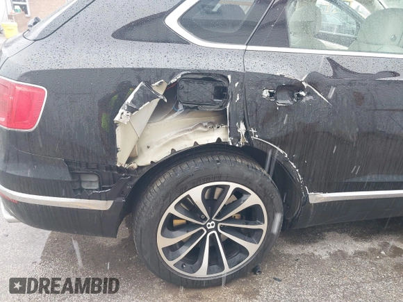 2019 Bentley Bentayga V8 z VIN SJAAM2ZVXKC025218, wystawiony jako IAAI lot #41741586 z przebiegiem 52 457 mil mil oraz . Historia ofert i sprzedaży dostępna na DreamBid. Obrazek 6.