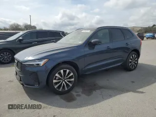2024 Volvo XC60 Plus Dark Theme z VIN YV4L12RL3R1738723, wystawiony jako Copart lot #45702815 z przebiegiem 21 332 mil mil oraz Szkoda całkowita • Salvage title. Historia ofert i sprzedaży dostępna na DreamBid. Obrazek 1.