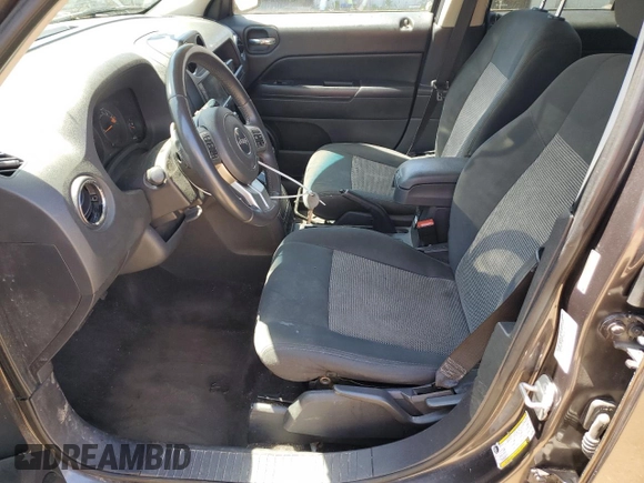 2014 Jeep Patriot Latitude z VIN 1C4NJRFB6ED817392, wystawiony jako Copart lot #52930055 z przebiegiem 126 813 mil mil oraz Szkoda całkowita • Salvage title. Historia ofert i sprzedaży dostępna na DreamBid. Obrazek 7.
