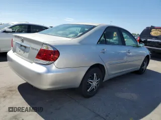 2005 Toyota Camry STD z VIN 4T1BE32K55U410458, wystawiony jako Copart lot #61082745 z przebiegiem 242 261 mil mil oraz Szkoda całkowita • Salvage title. Historia ofert i sprzedaży dostępna na DreamBid. Obrazek 3.