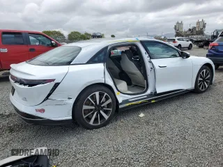 2022 Lucid Air Grand Touring z VIN 50EA1GBA6NA002123, wystawiony jako Copart lot #54435935 z przebiegiem 14 902 mil mil oraz Szkody całkowita. Historia ofert i sprzedaży dostępna na DreamBid. Obrazek 3.