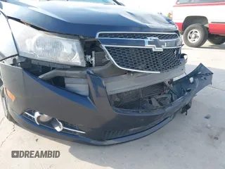 2014 Chevrolet Cruze 2LT z VIN 1G1PE5SB3E7255292, wystawiony jako IAAI lot #41851205 z przebiegiem 141 659 mil mil oraz . Historia ofert i sprzedaży dostępna na DreamBid. Obrazek 6.