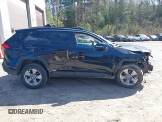 2022 Toyota RAV4 Hybrid XLE z VIN 4T3RWRFV0NU054821, wystawiony jako IAAI lot #42144555 z przebiegiem 29 485 mil mil oraz . Historia ofert i sprzedaży dostępna na DreamBid. Obrazek 14.